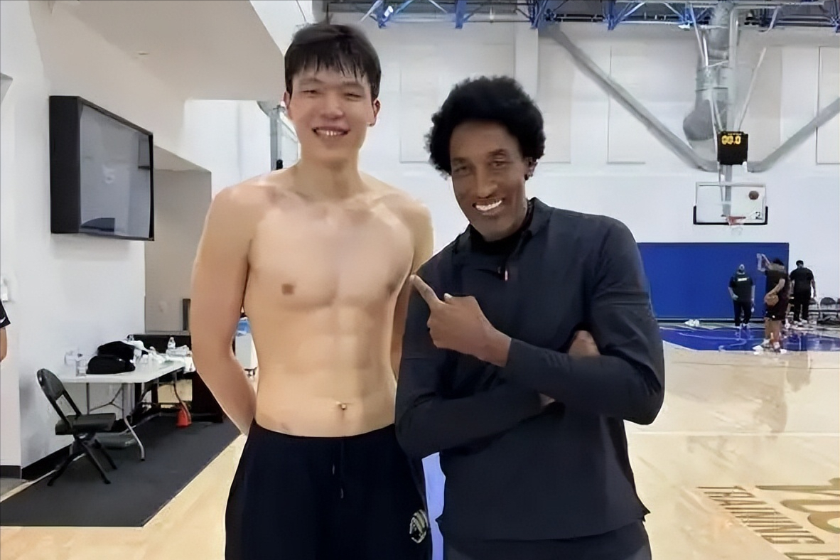 杨瀚森新消息：与两位队友合练，173cm女友陪同，发展模板已出炉